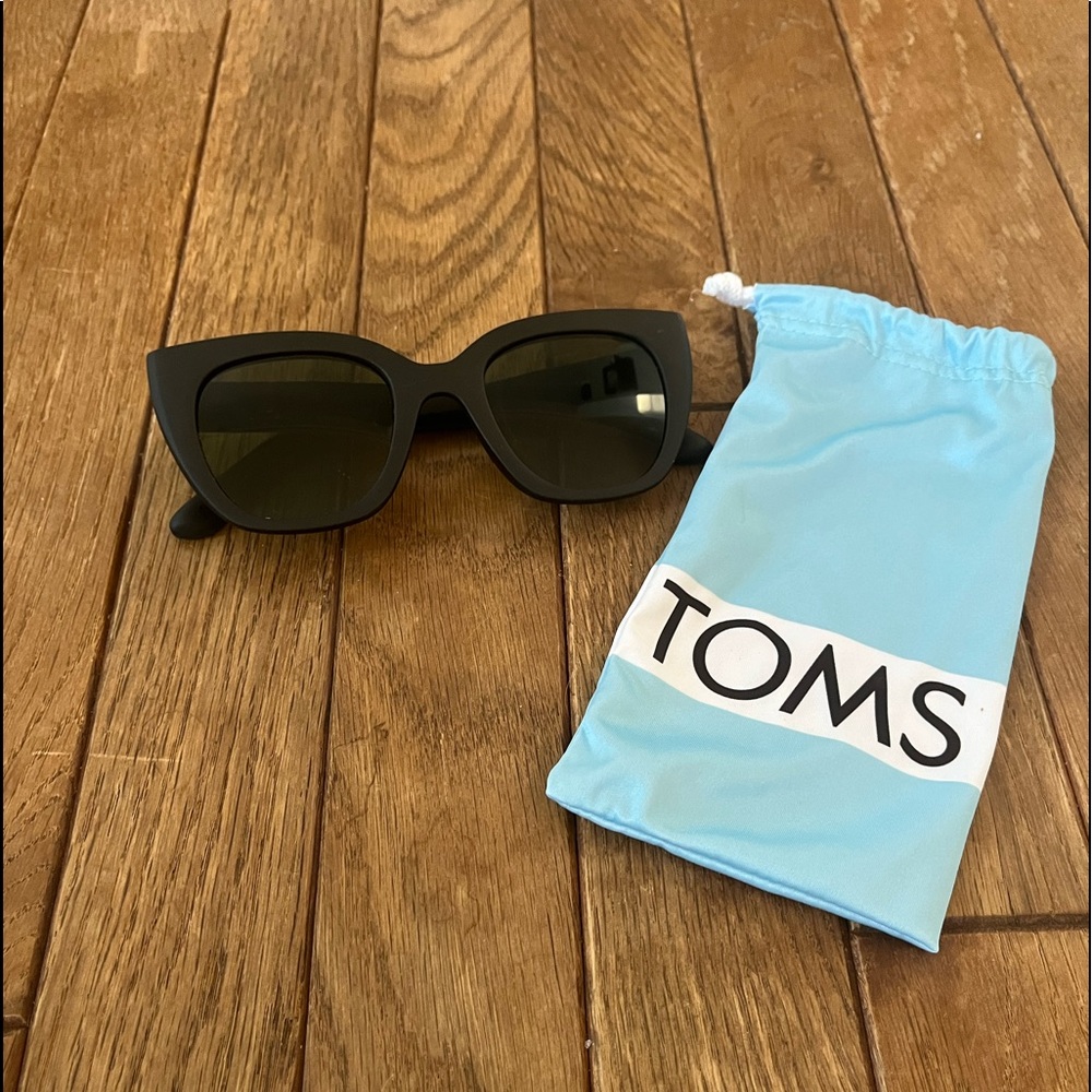 TOMS Sydney Matte Black Cat Eye "Give Sight" Sunglasses Traveler Collection  EUC